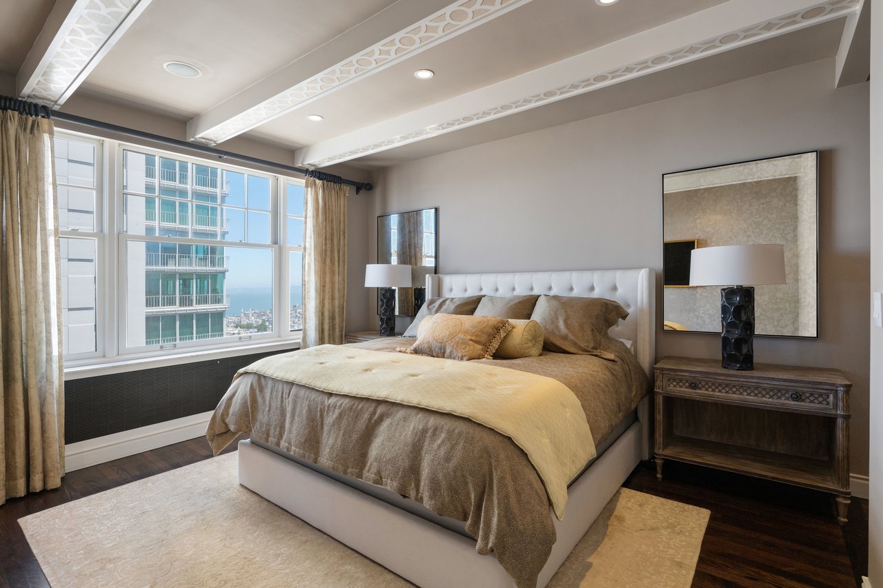 High-Floor Terrace Views Atop Nob Hill
