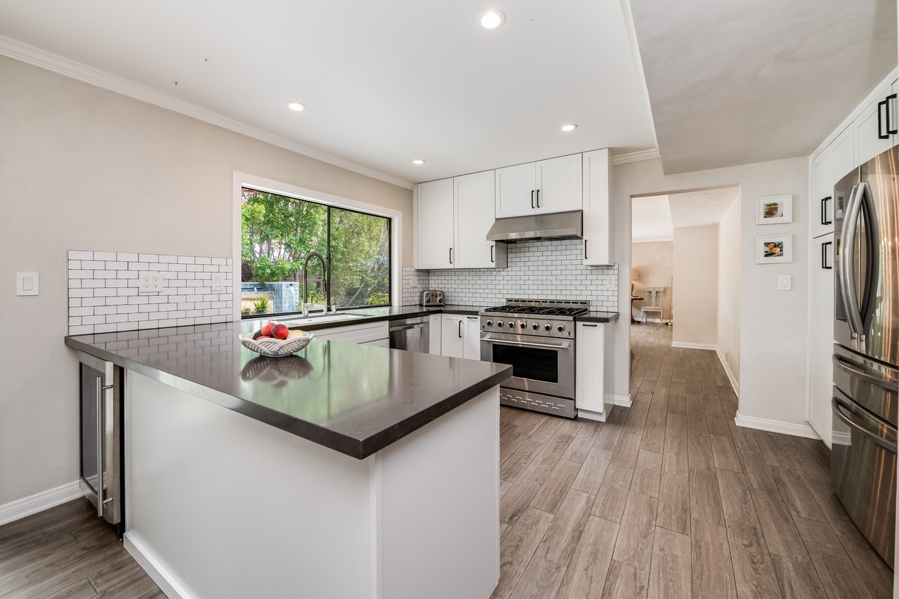 24417 Clipstone St, Woodland Hills 