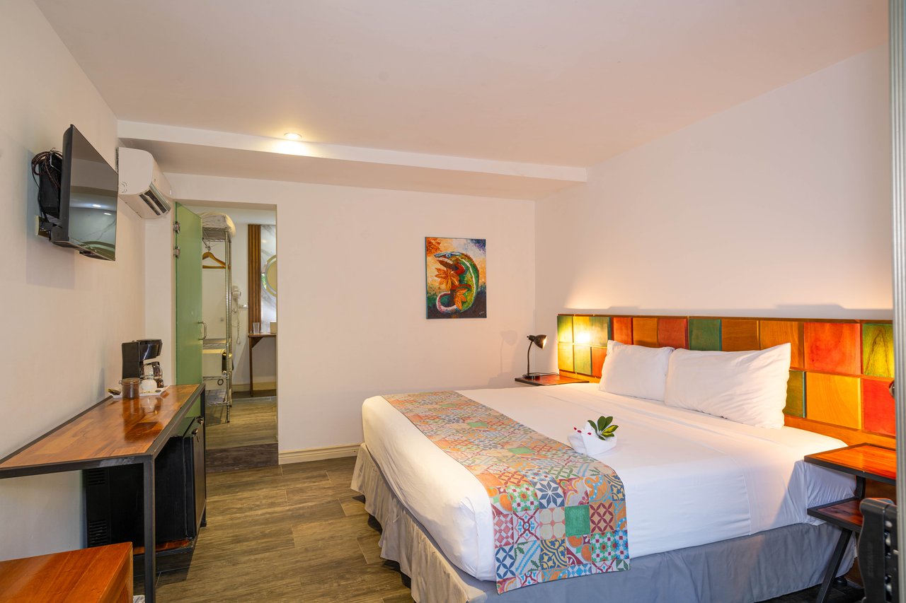 22 Unit Tropical Boutique Hotel steps from Manuel Antonio Park & Beach