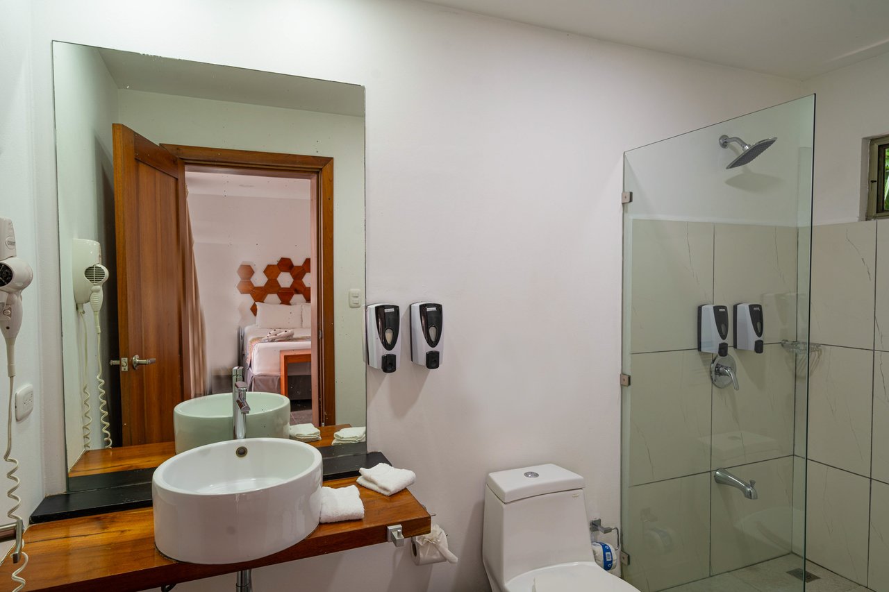 22 Unit Tropical Boutique Hotel steps from Manuel Antonio Park & Beach