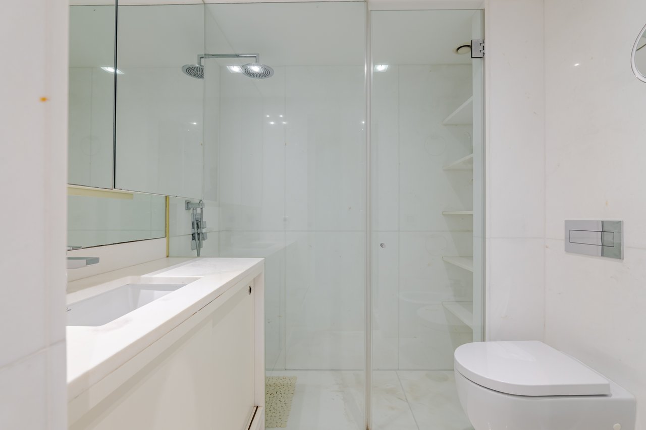 Sophisticated Three-Bedroom Apartment in Porto