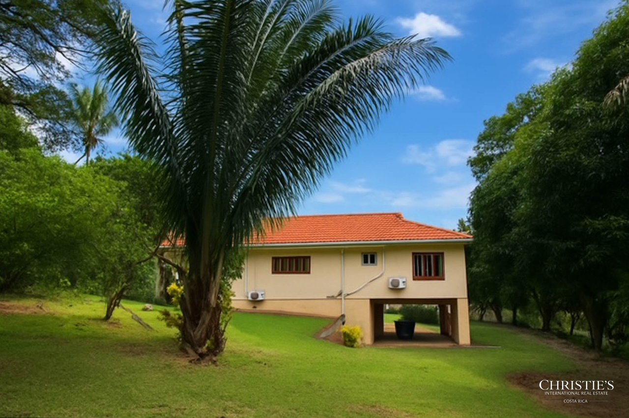 Tambor Cottage on the Pond