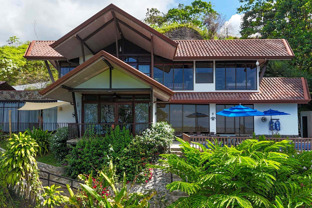 Panoramic Ocean View 4-Bedroom Home with Big Pool & Ample Space to Entertain in Ojochal Costa Rica