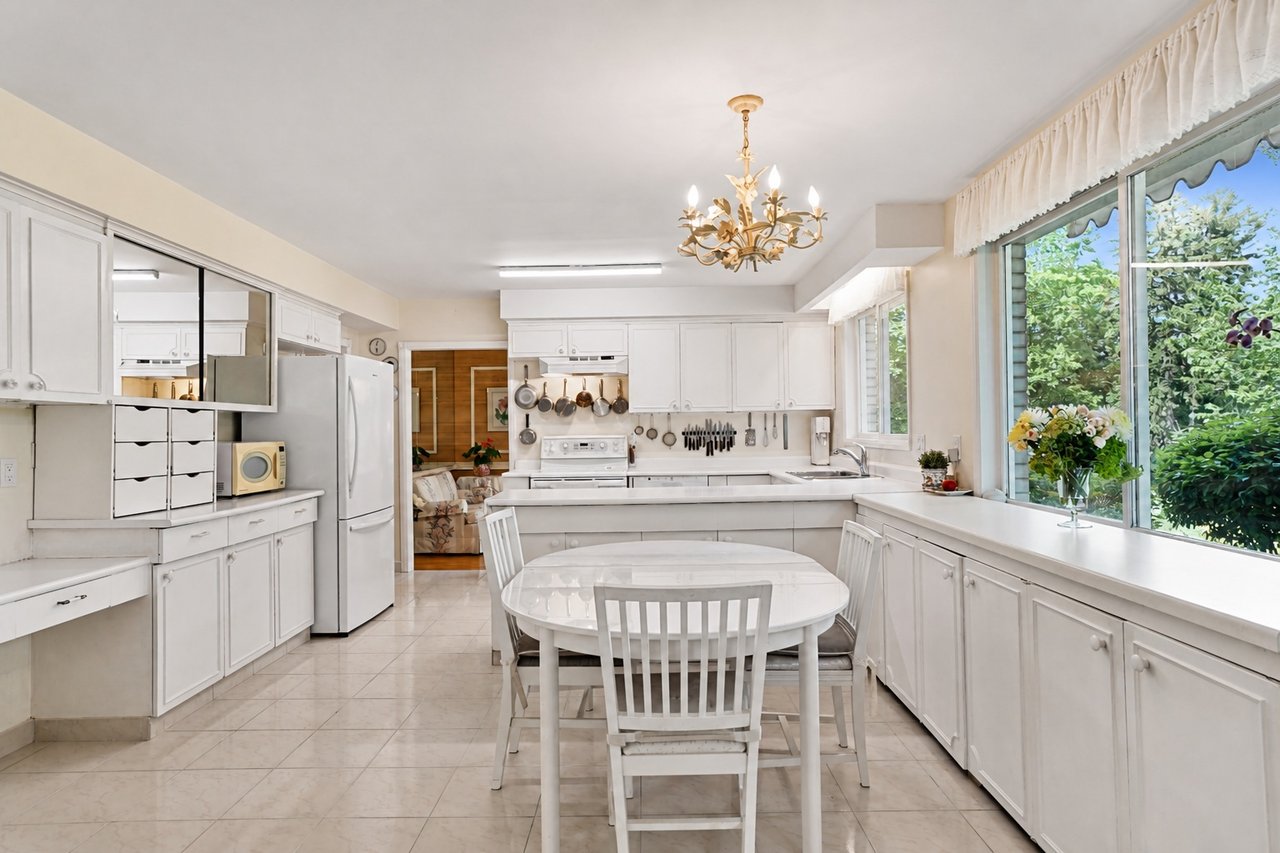 5052 Lakeshore Road, Burlington