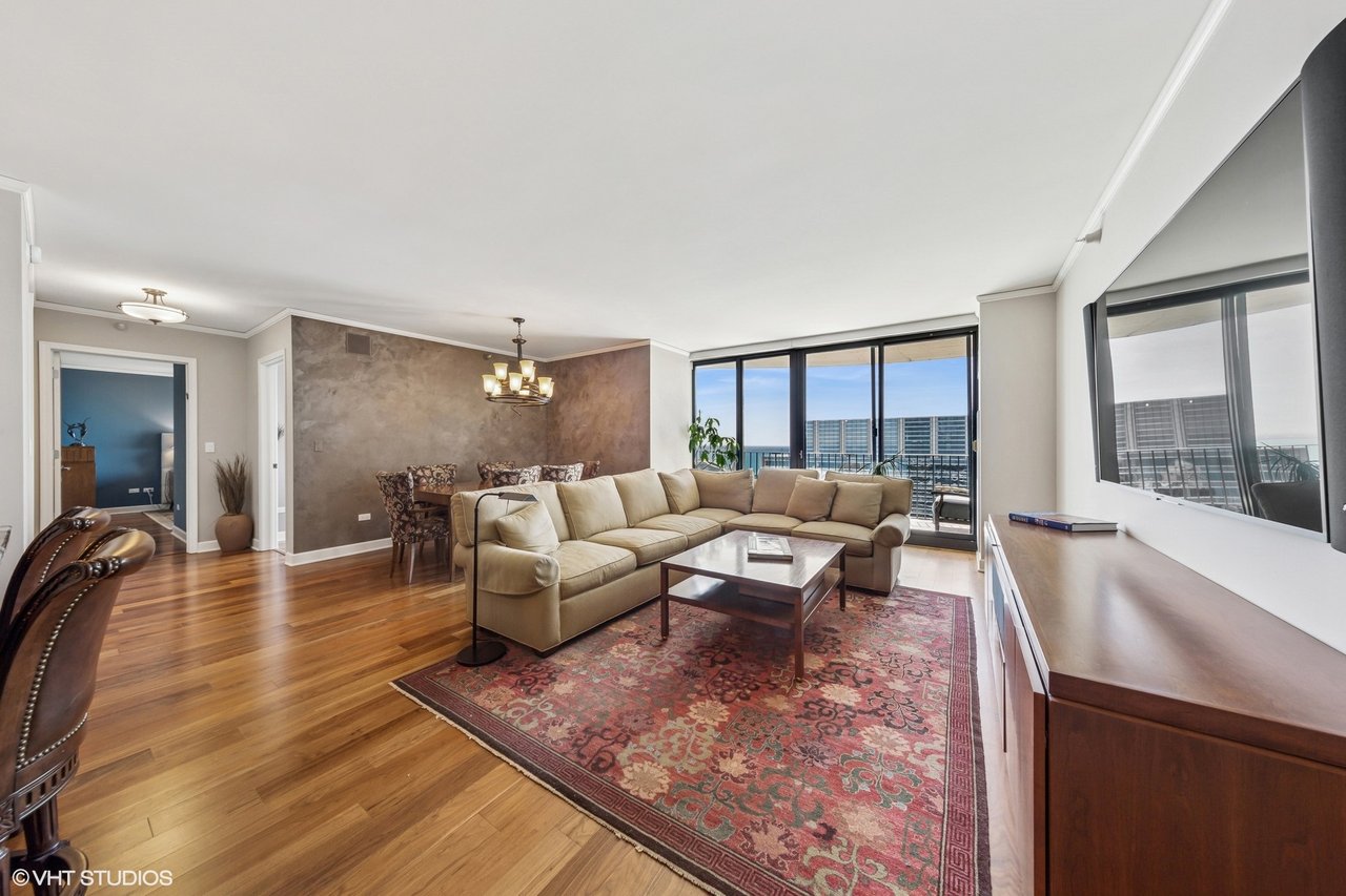 225 N Columbus Dr 7408