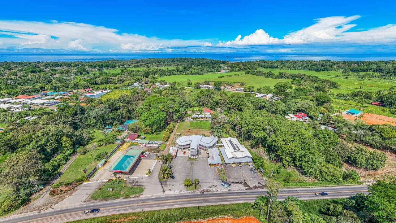 Tropical 3-Cabin Home with Pool and Gardens in the Heart of Uvita