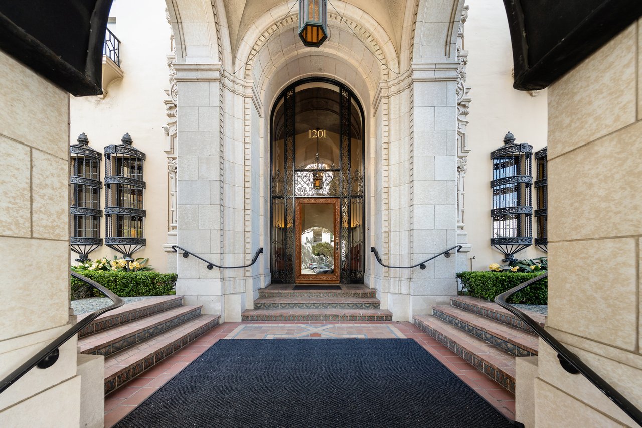 High-Floor Terrace Views Atop Nob Hill