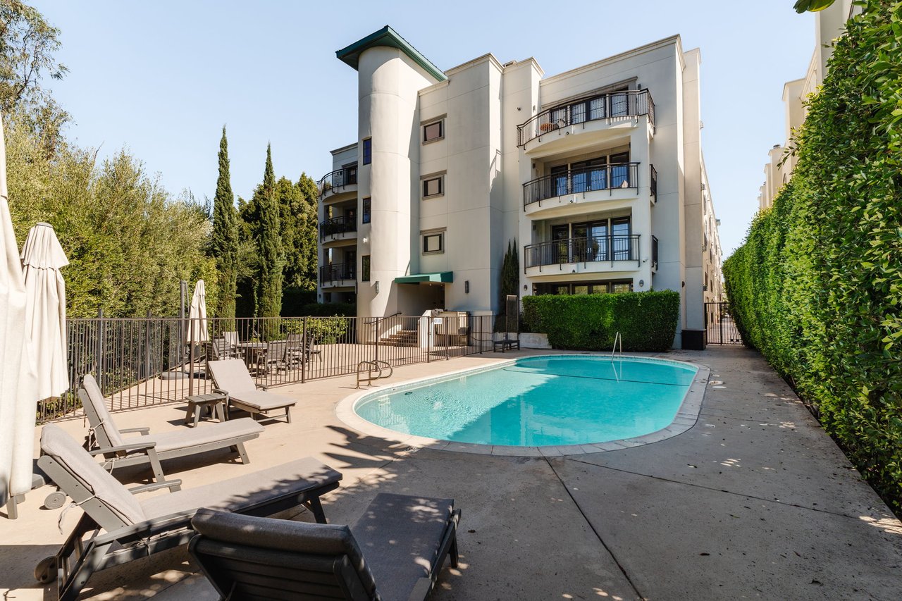 441 S Barrington Ave Unit: 109, Brentwood 