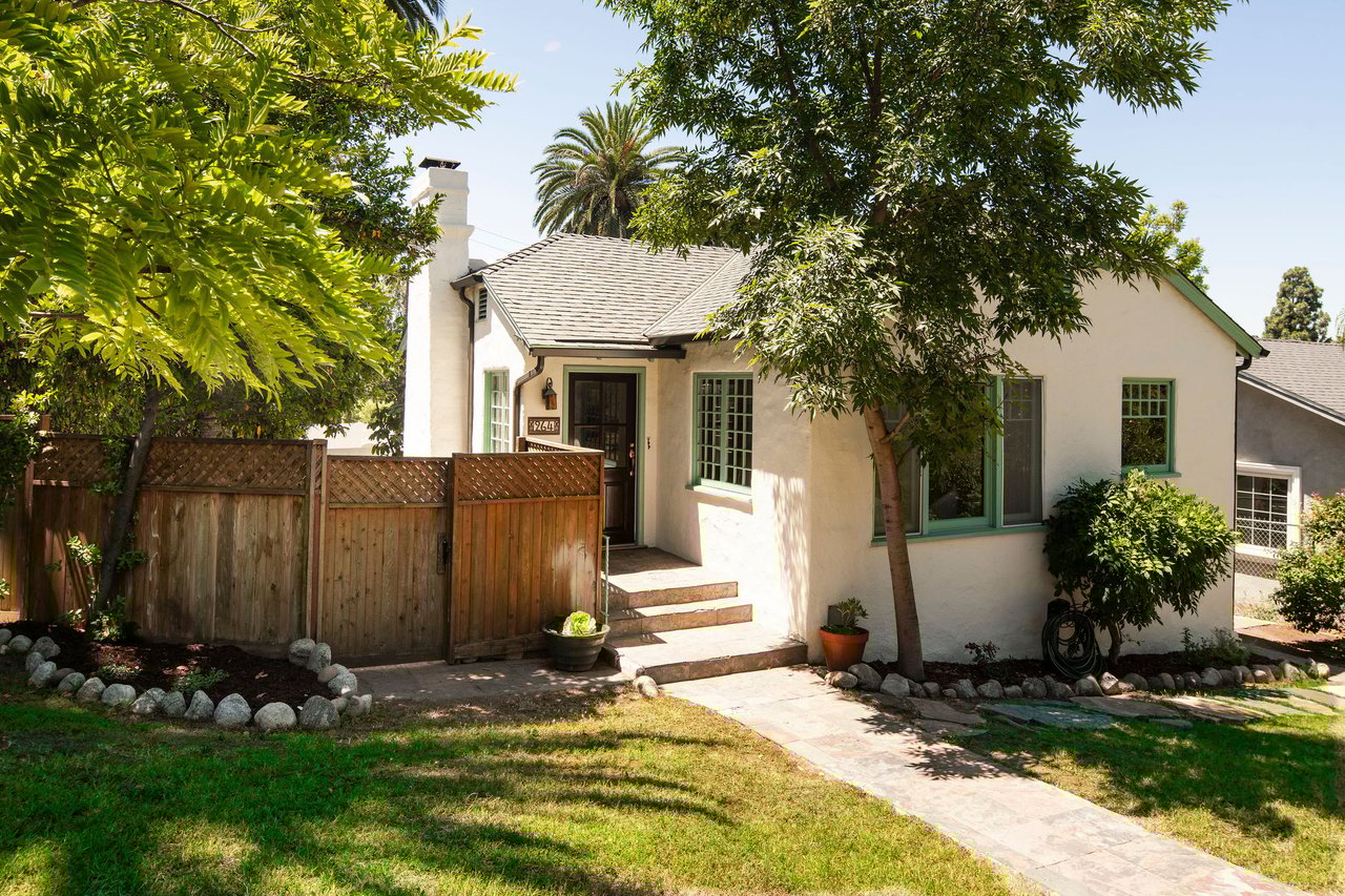Charming 1928 Stucco Bungalow in the Heart of Pasadena