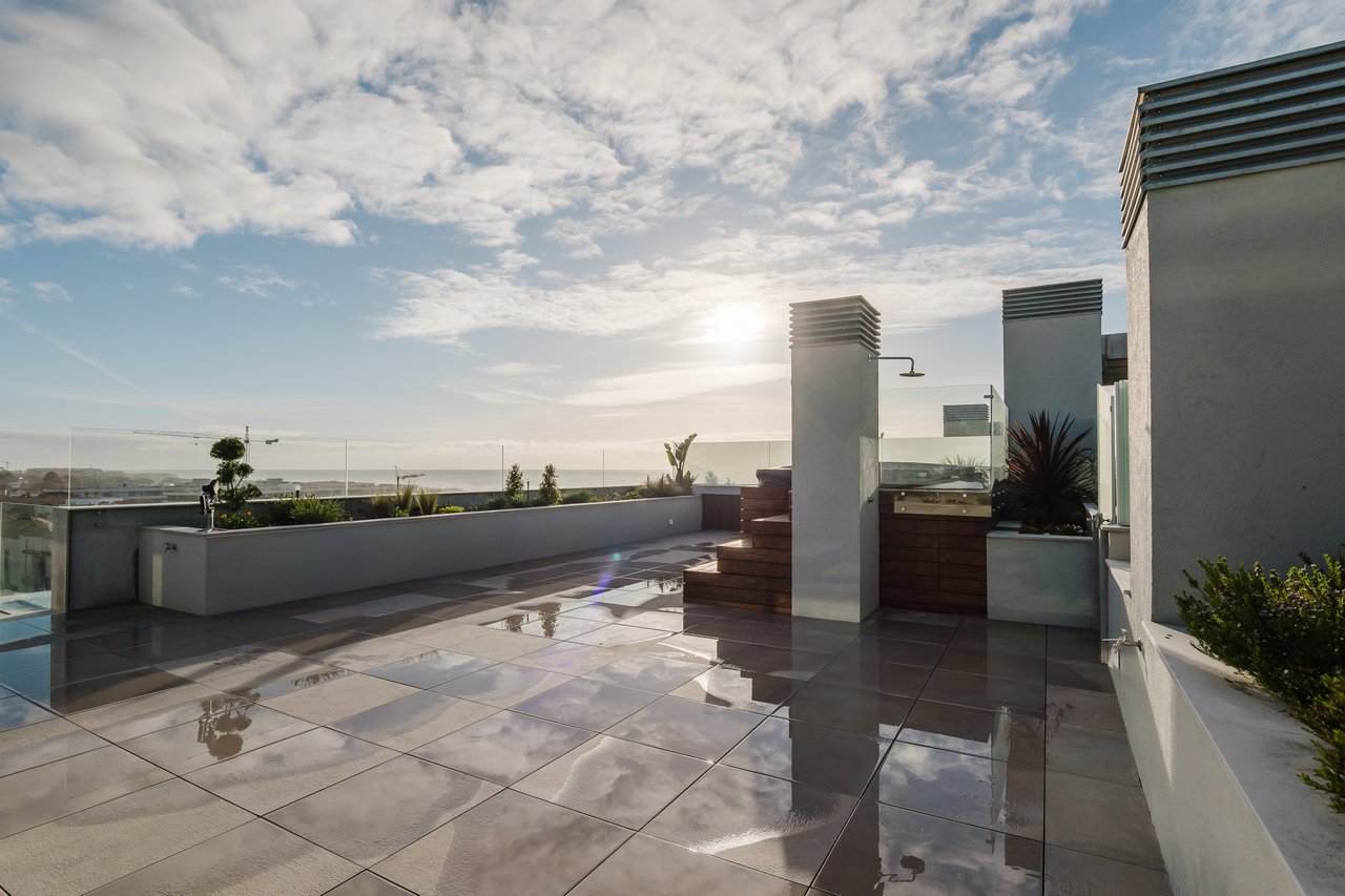 Elegant 3-Bedroom Sea-View Apartment with Large Terrace & Rooftop Pool in Vila Nova de Gaia