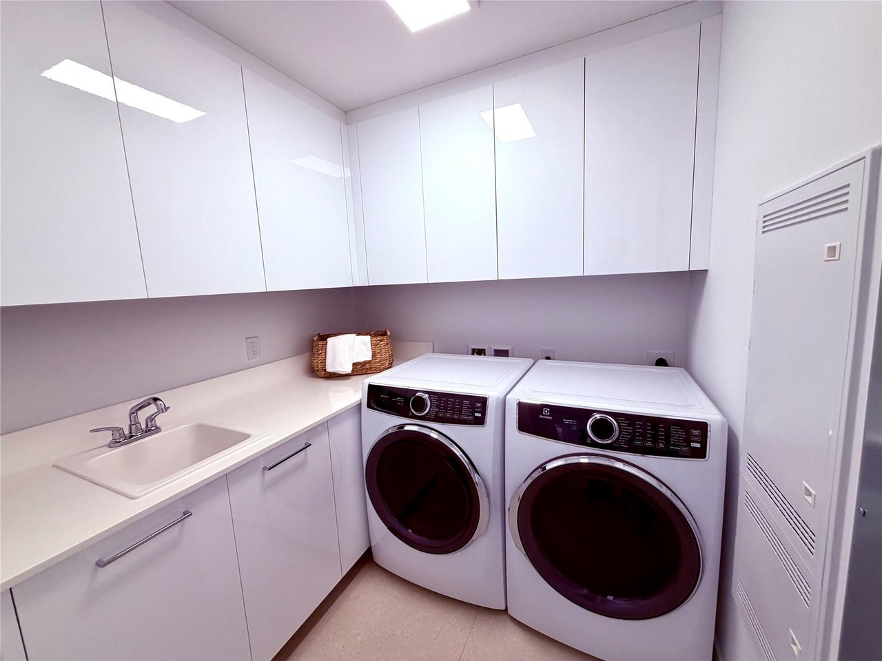 153 N Seabreeze blvd S-2101