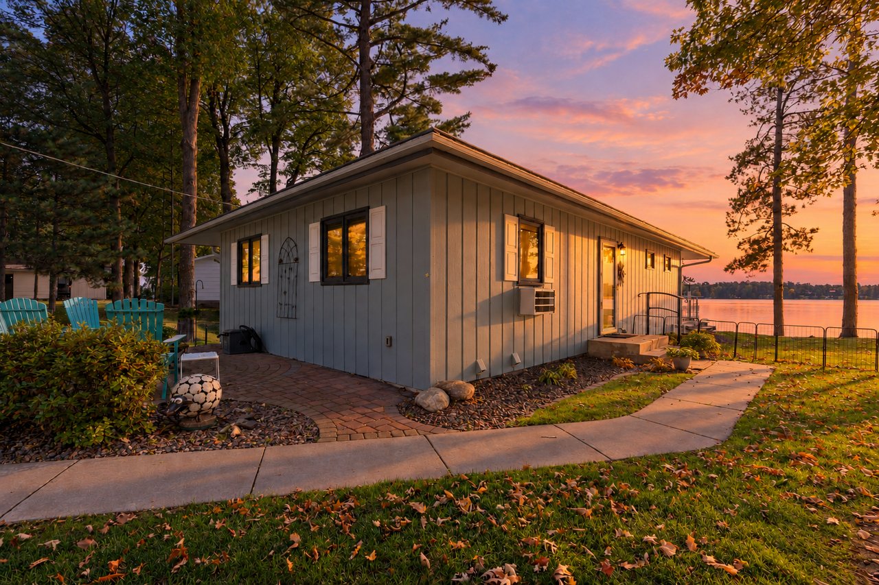 Charming, Southfacing Cabin with Sandy Beach on the Whitefish Chain