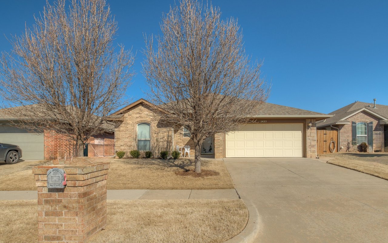 Just Listed: Meticulously Maintained One Owner Oasis in La Sonata!