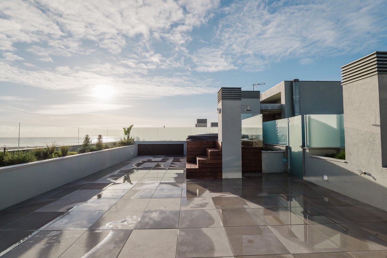 Elegant 3-Bedroom Sea-View Apartment with Large Terrace & Rooftop Pool in Vila Nova de Gaia