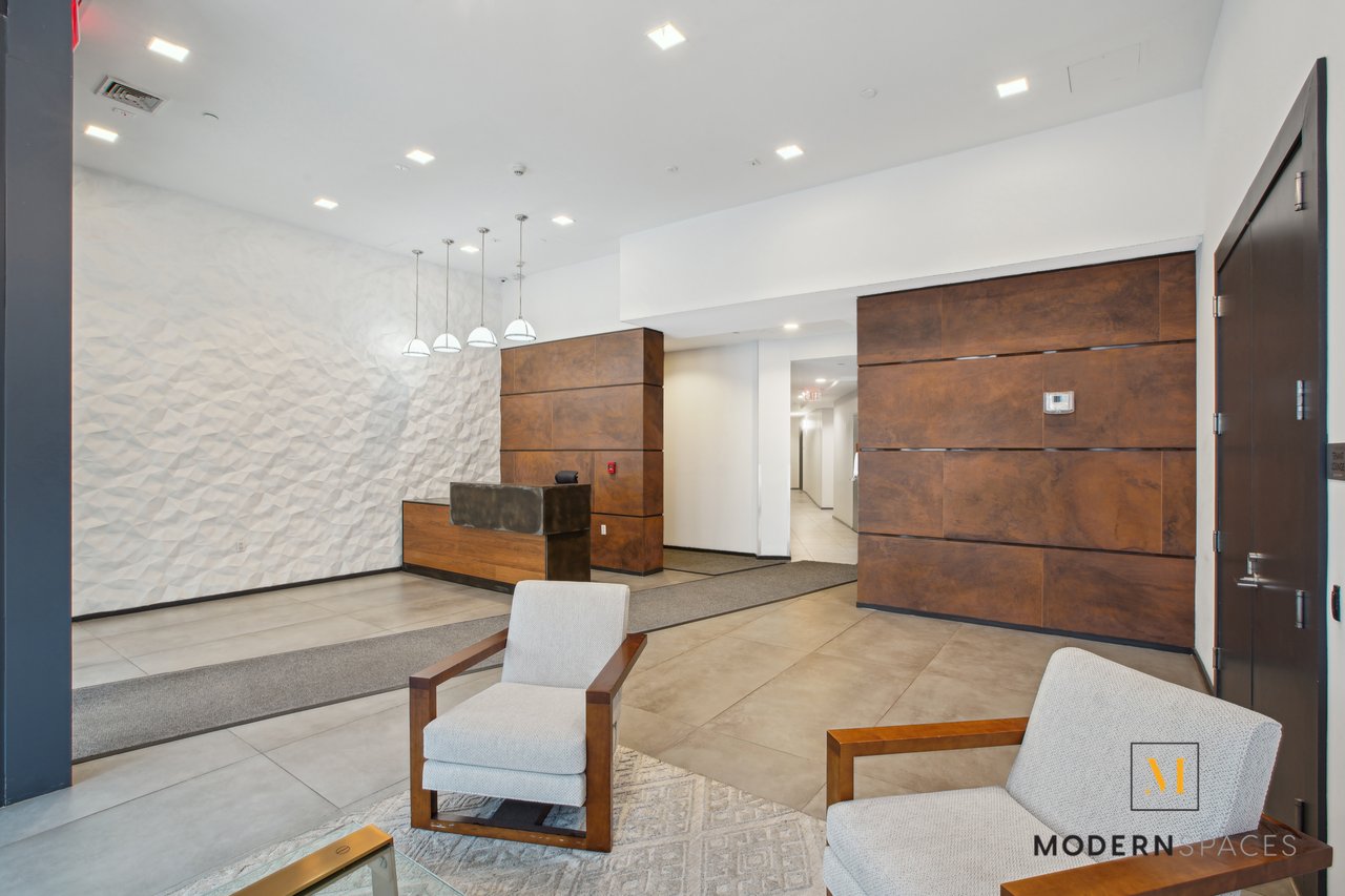 Large 1-Bed in Court Sq, LIC