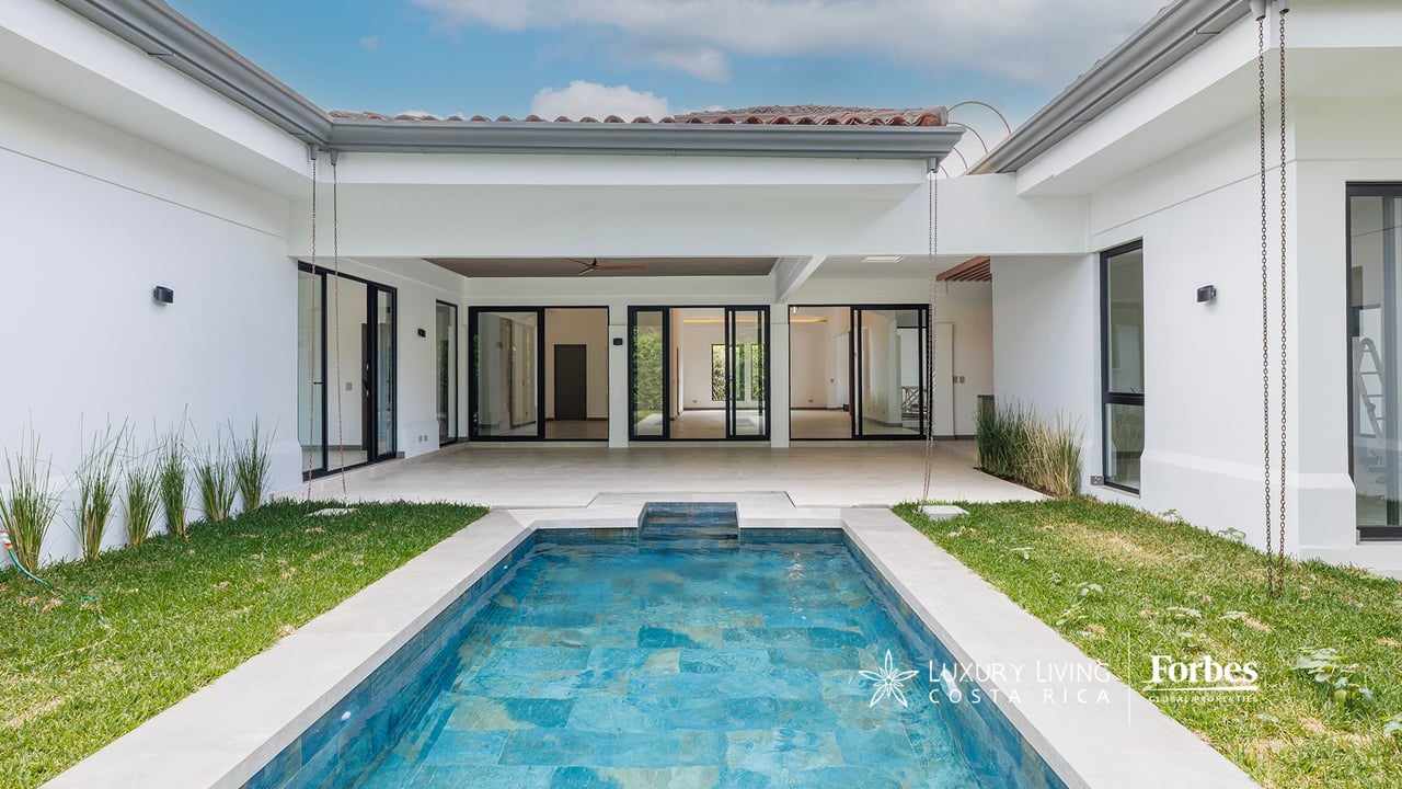 21468 - Remodeled 1-level house, 4 bedrooms, pool, terrace and garden