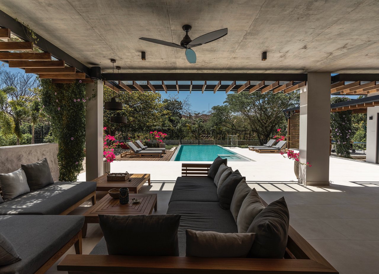 Villa Solana: Modern Luxury Steps from Playa Mansita in Hacienda Pinilla