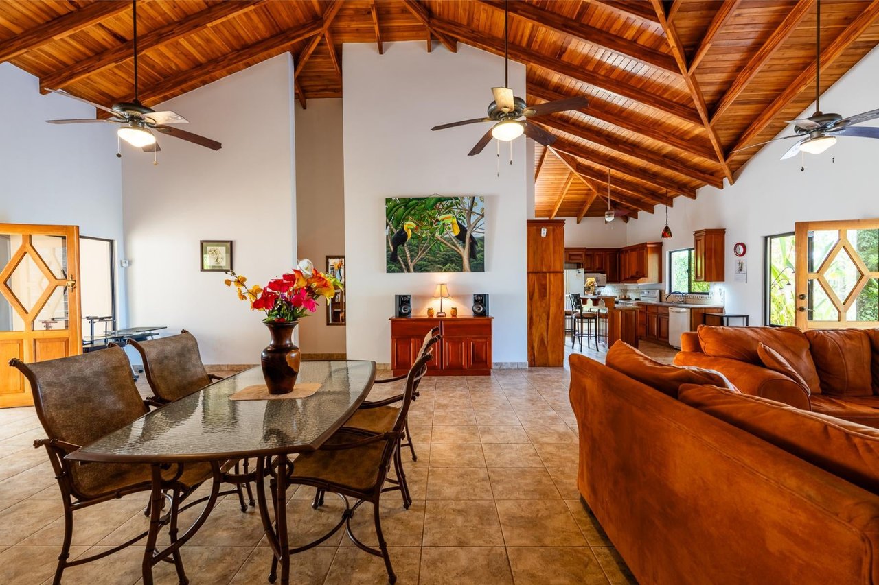 Teak Ceiling Jungle Home, Ojochal, Puntarenas