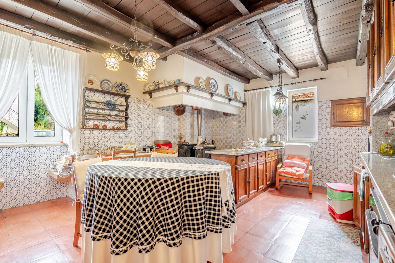 Rustic Four-Bedroom House with Private Land in Folhadela, Vila Real