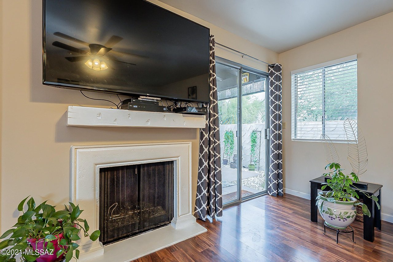 5582 N La Casita Dr