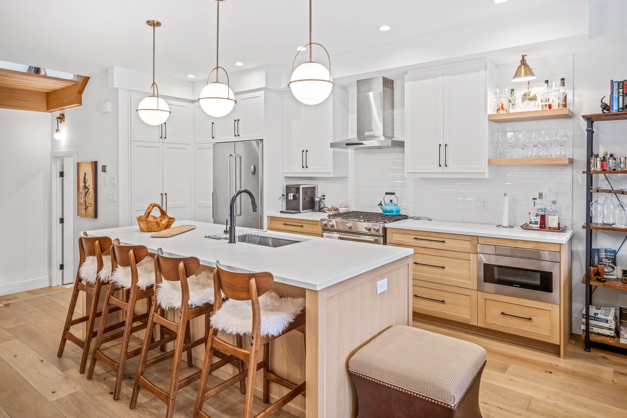 810 3rd Street Unit: 4