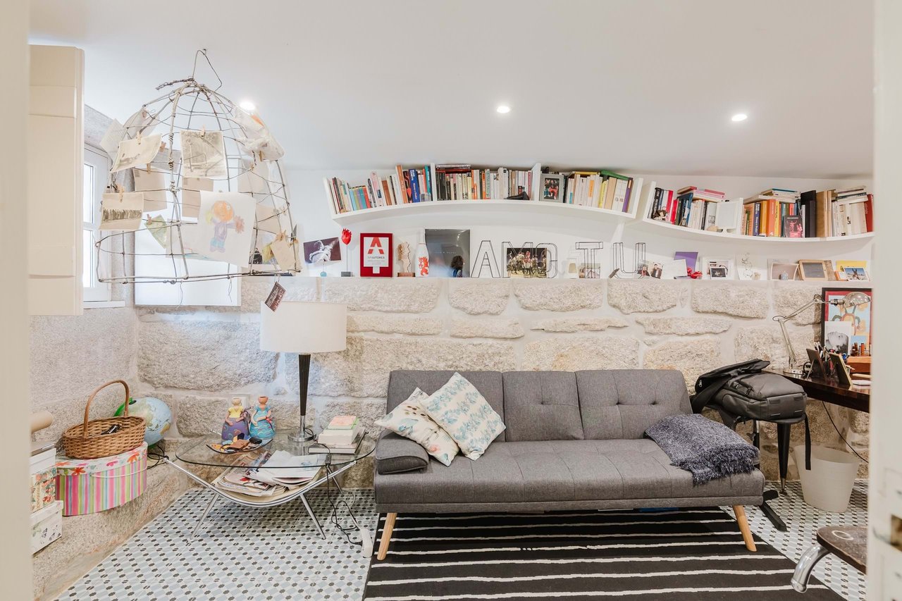 Beautifully Restored Townhouse Property with license for Short-Term rental in Bonfim, Porto