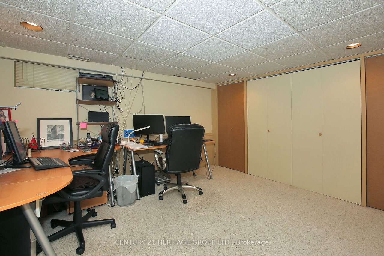  Beautifully Renovated Interior 