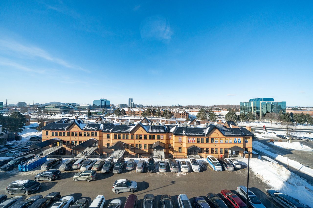 9015 Leslie Street, 807