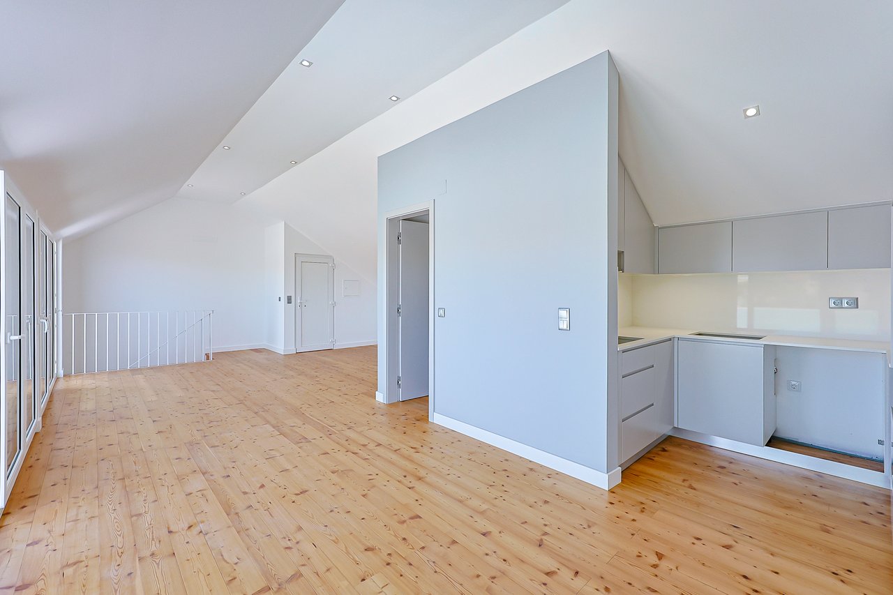 3 Bedroom Duplex with Sea View, Balcony & Private Lift in Monte Estoril