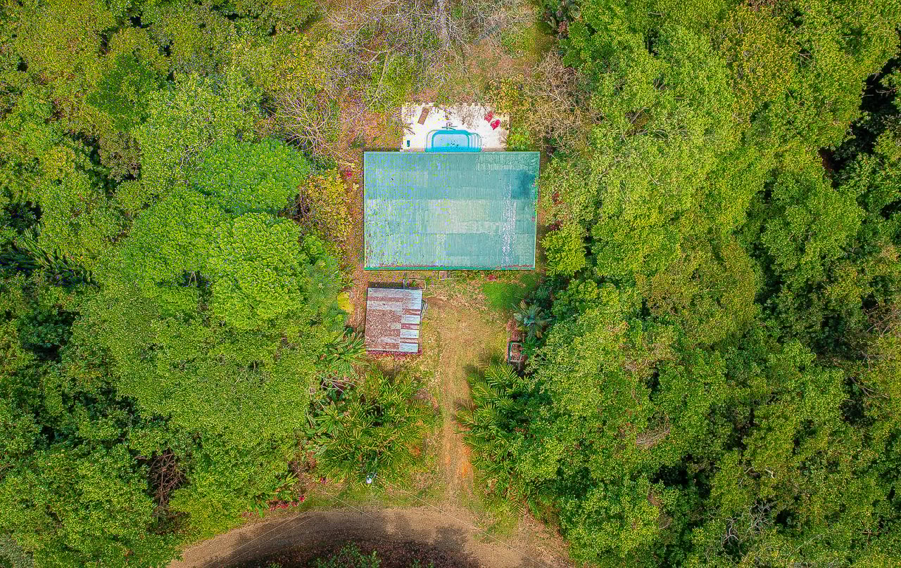 Charming 2-Bedroom Home in Ojochal, right off Finca Marañon, with stunning jungle & mountains views.