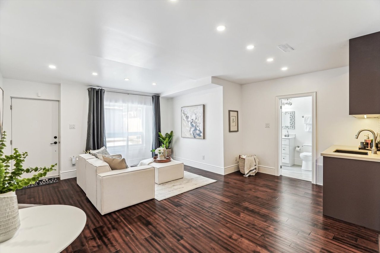 290 Bathurst St