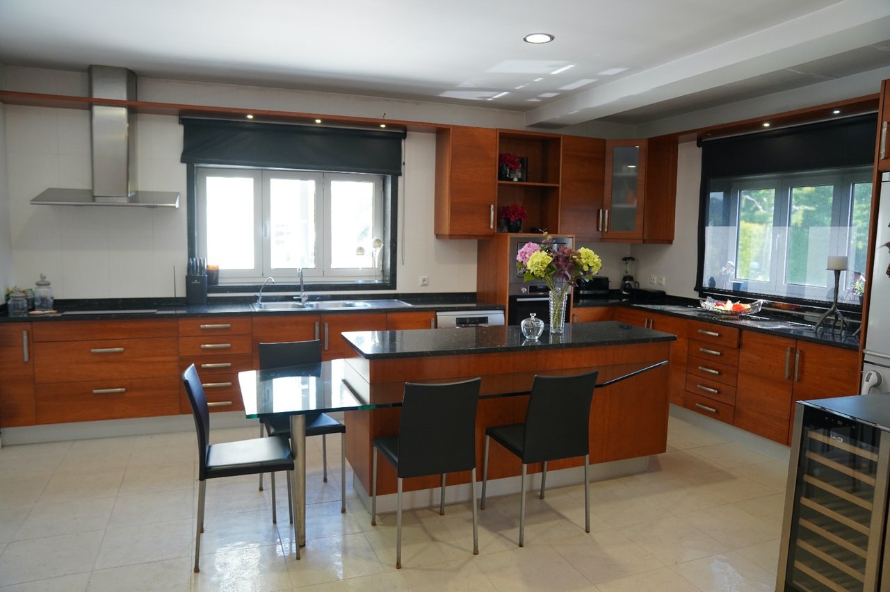 Spacious Three-Bedroom Villa with Swimming Pool and Tennis Court in Guardizela