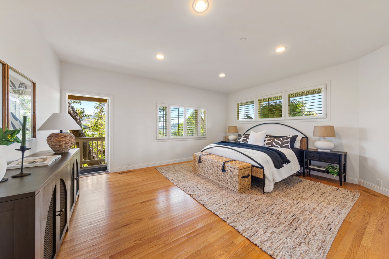Picturesque and Private View Residence