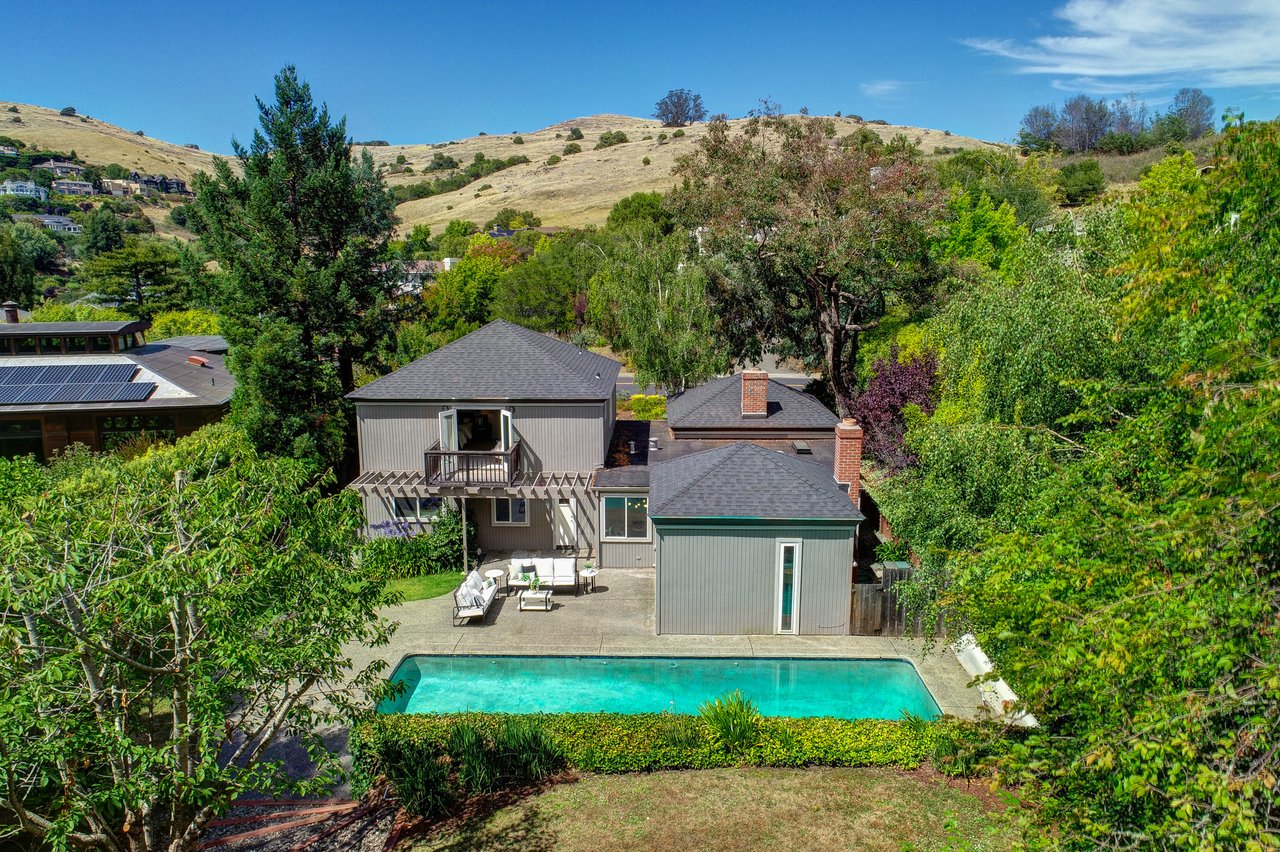 Private Reedlands Residence with a Pool 