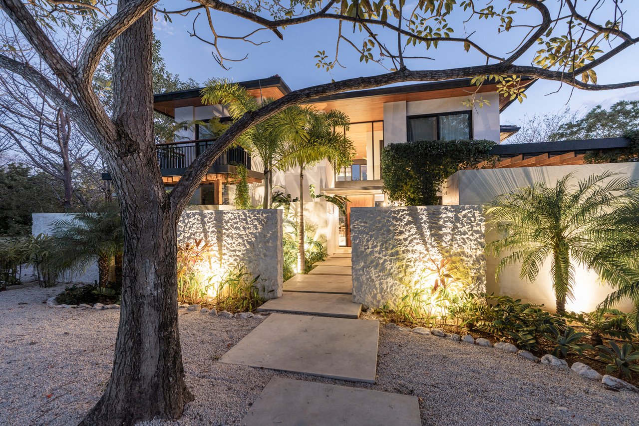 Villa Solana: Modern Luxury Steps from Playa Mansita in Hacienda Pinilla