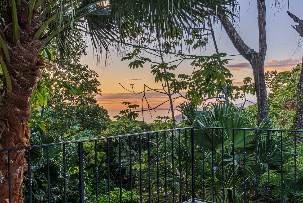 Nido Escondido, Playa Dominical