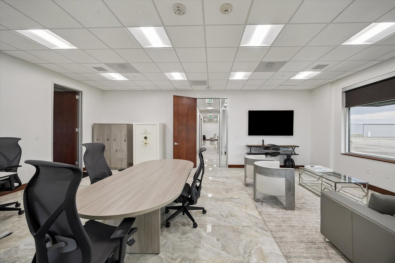 Hangar + Office - Sugar Land Regional Airport (KSGR)