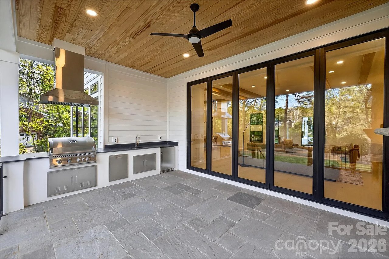 1209 Meadowood Ln