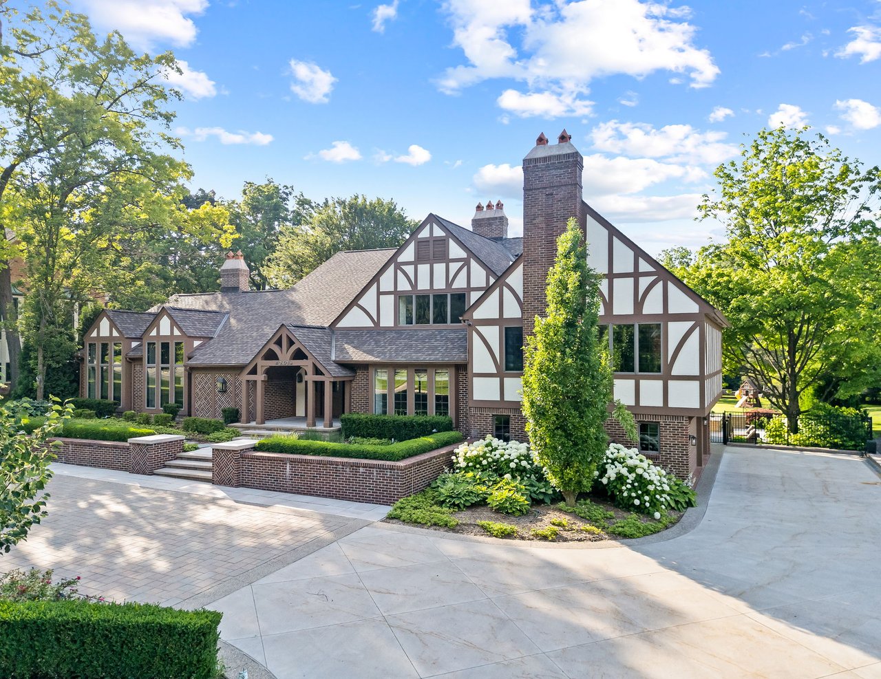 260 Woodwind Dr, Bloomfield Hills