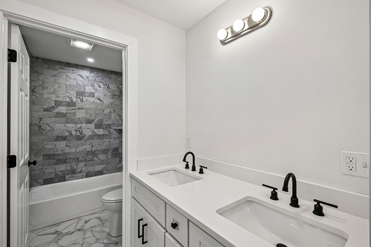 33 Seabiscuit Dr, Plymouth, MA 02360
