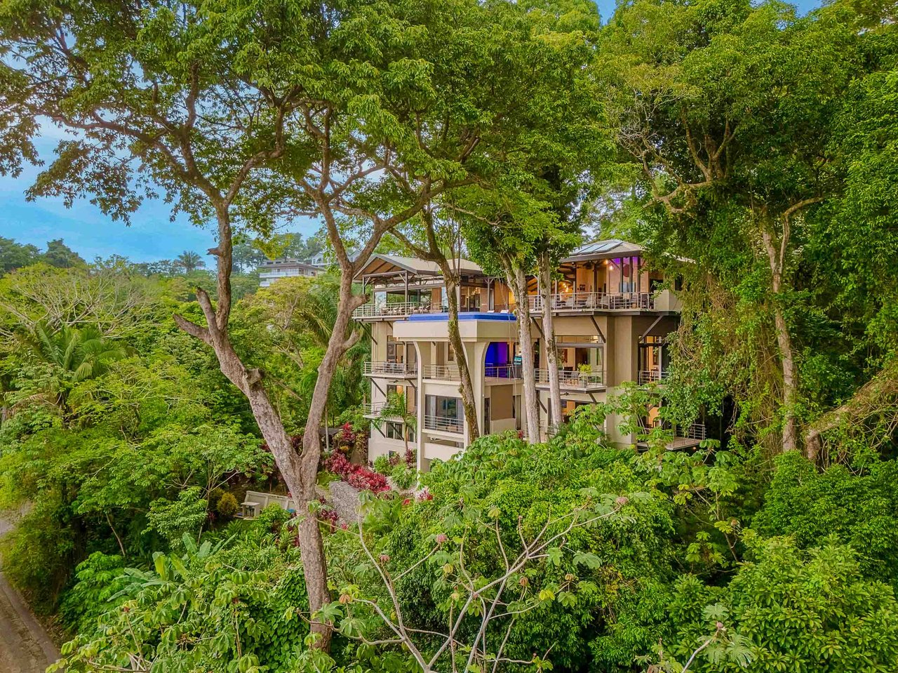 Walk to beach Vista Hermosa Estate Lucrative Contemporary Estate