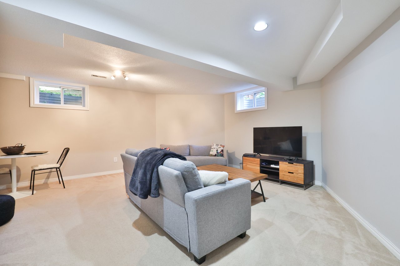 206 Rossmore Boulevard, Burlington