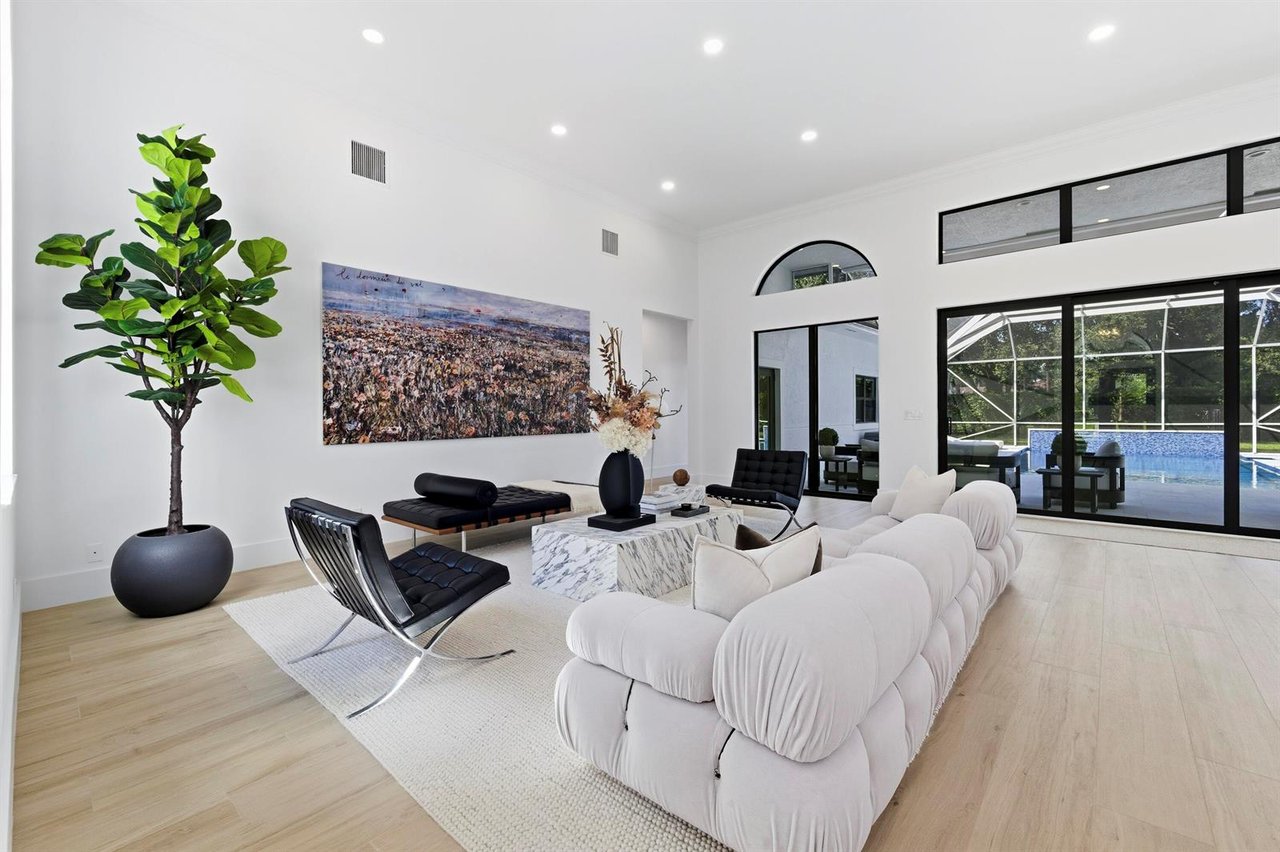 2557 Seminole Circle