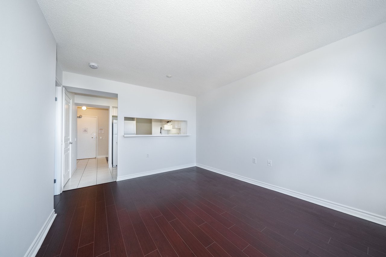 9015 Leslie Street, 807