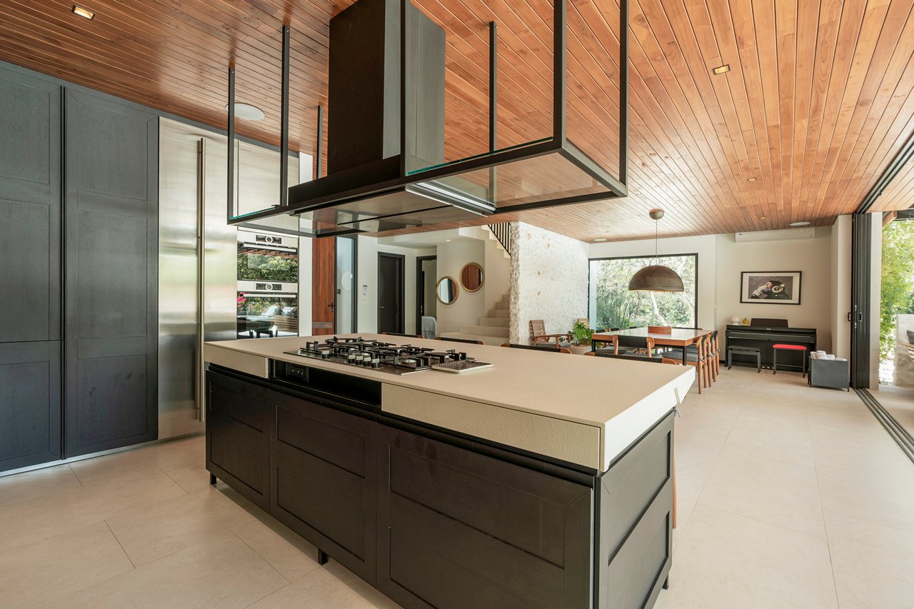 Villa Solana: Modern Luxury Steps from Playa Mansita in Hacienda Pinilla