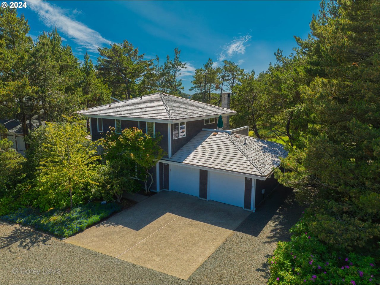 Exterior view of the sold coastal home at 811 Lakeview Dr in Manzanita, Oregon