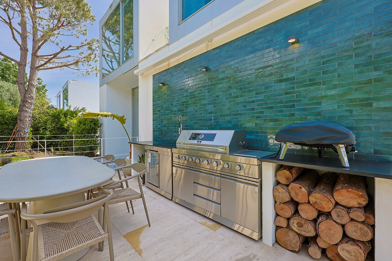 “The Green Villa” – Elegant Luxury Villa with Pool in Carnaxide, Oeiras