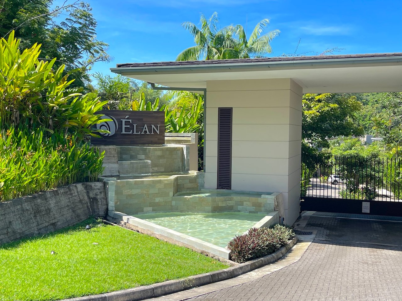 ELAN GROUND FLOOR 2 BEDROOM CONDO WITH BEACH ACCESS. UNIT 4E