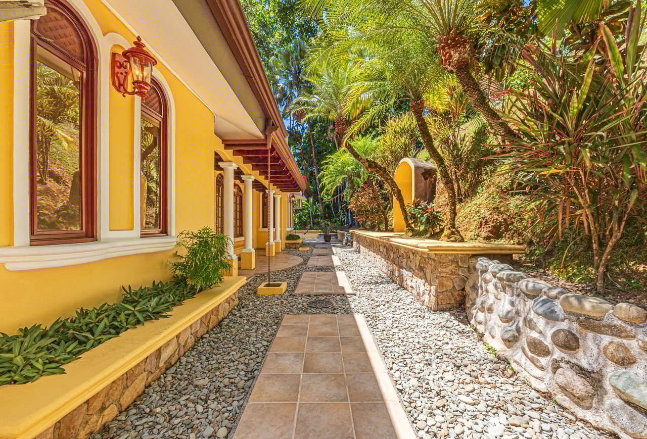 Nido Escondido, Playa Dominical