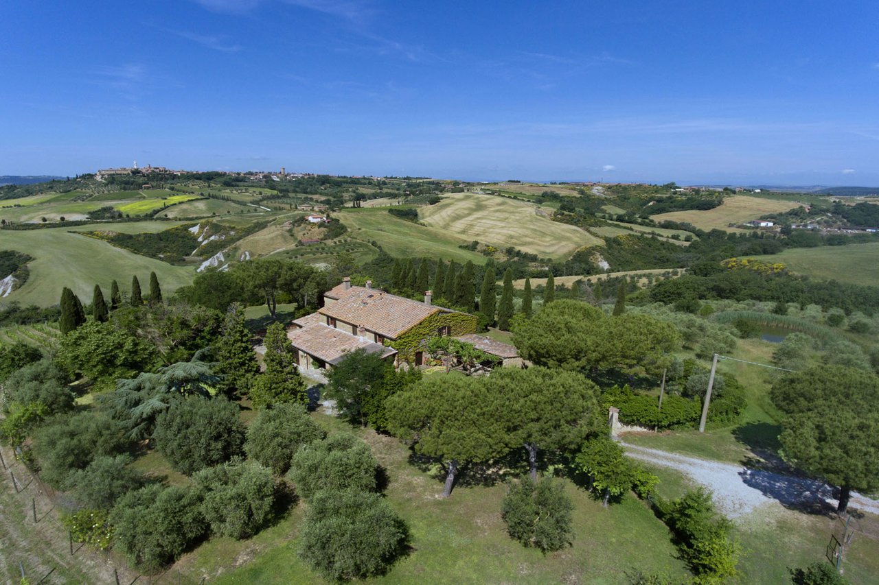 UNA FINESTRA SU PIENZA